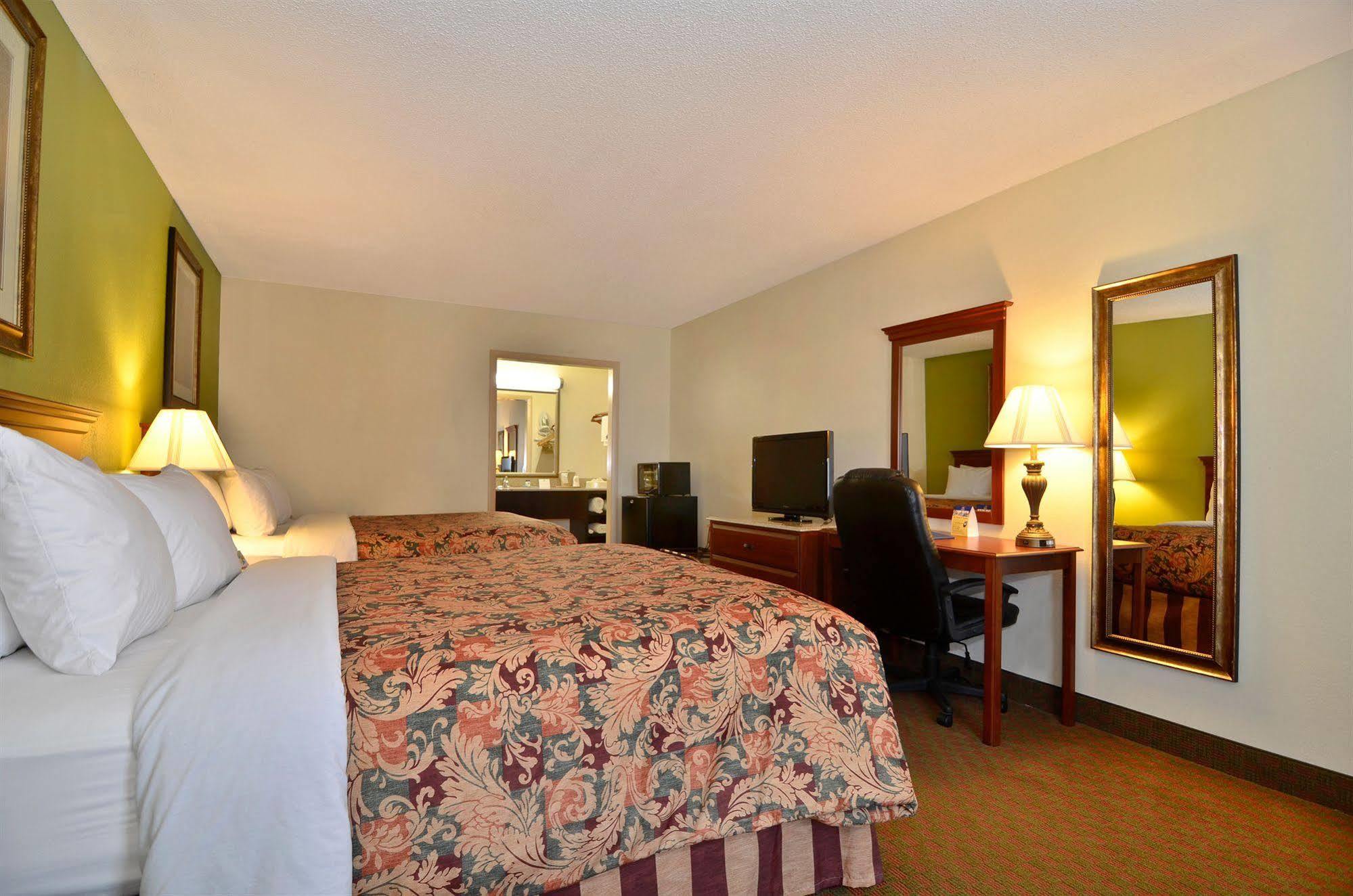 Western - 3* Fayetteville