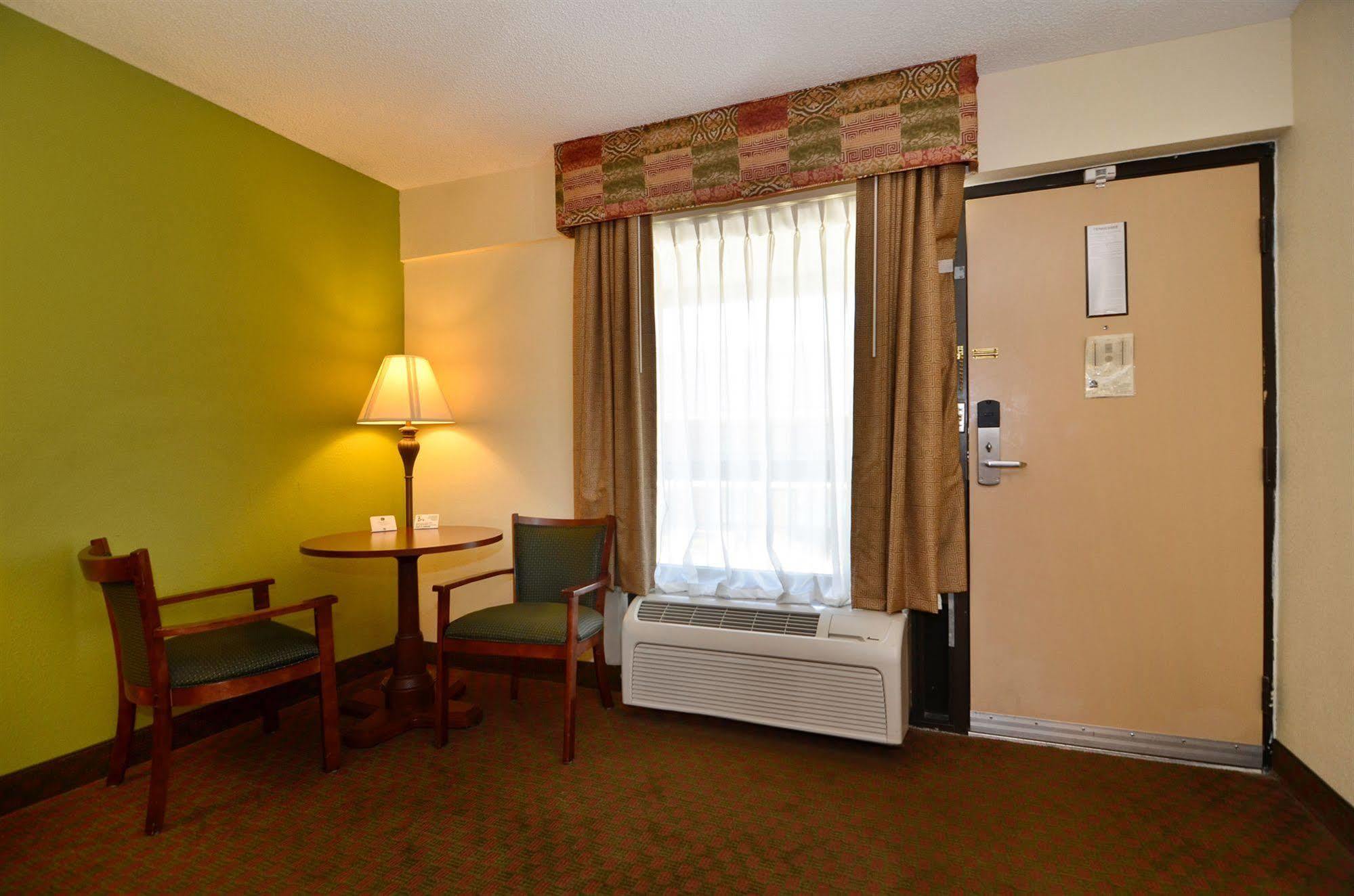 Western - 3* Fayetteville